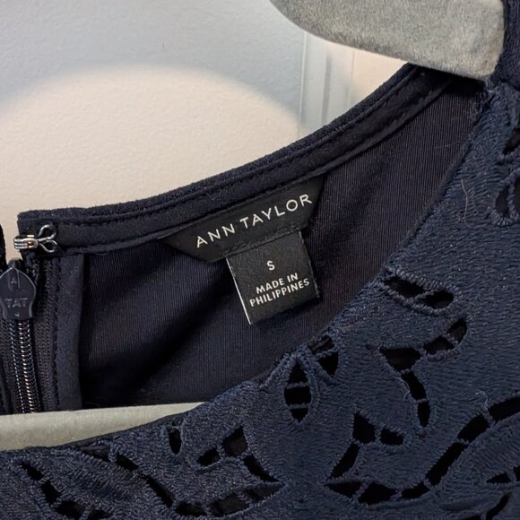 Navy Lace ANN TAYLOR Sleeveless Blouse (Size S) - Picture 3 of 5
